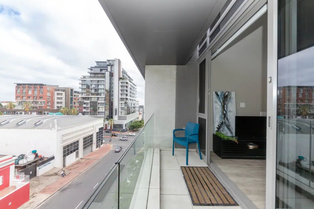 Plush Loft Apartment With Signal Hill View view 4