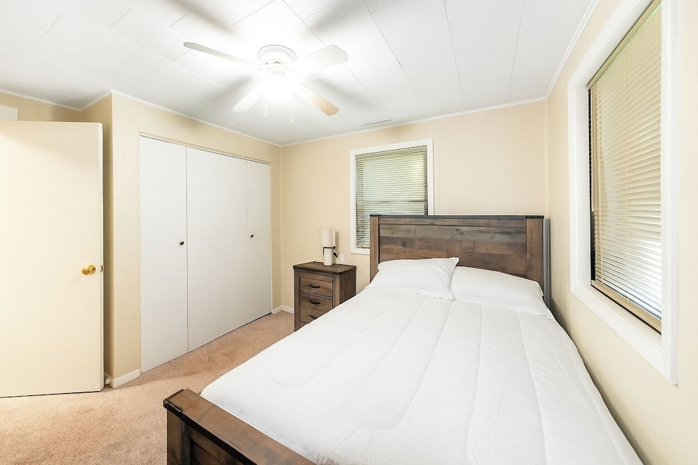 Spacious 3BR House With Firepit & Grill, Near Beach