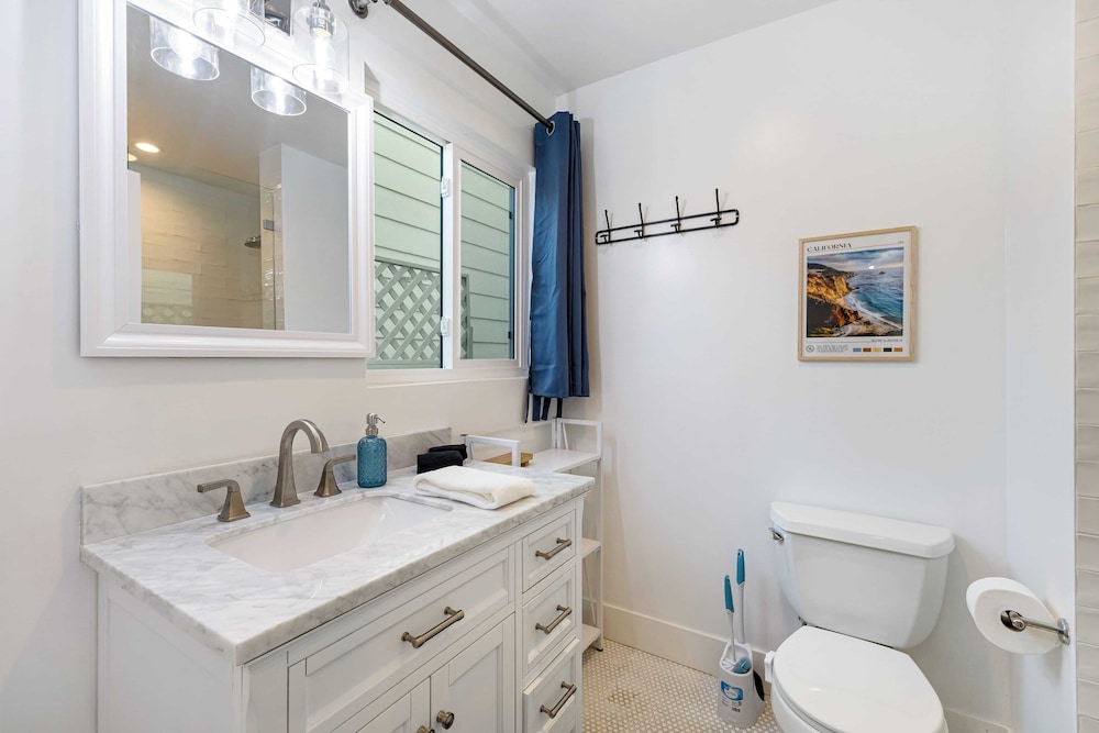 Steps to Sand! 2 Homes in 1 Sleeps 19, Outdoor Space, Walk to Shops & Dining