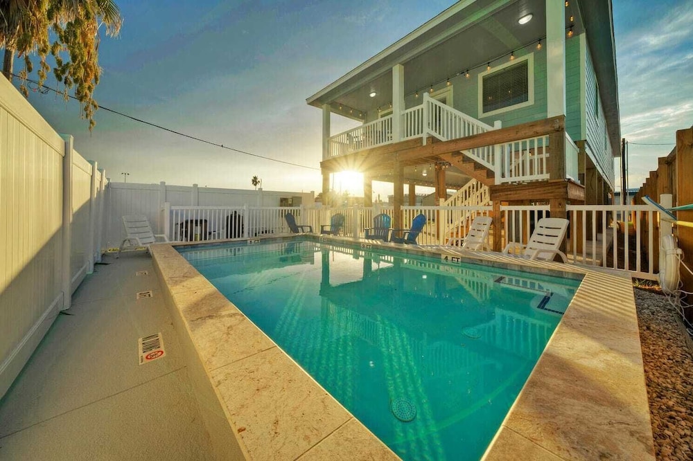 Sleeps 16 2 Homes, Priv Pool, Ping-pong 1block to Alister St. Shops & Dining