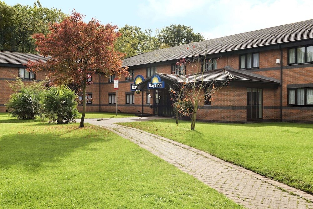 Warwick Vacations - Days Inn by Wyndham Warwick North M40 - Property Image 1