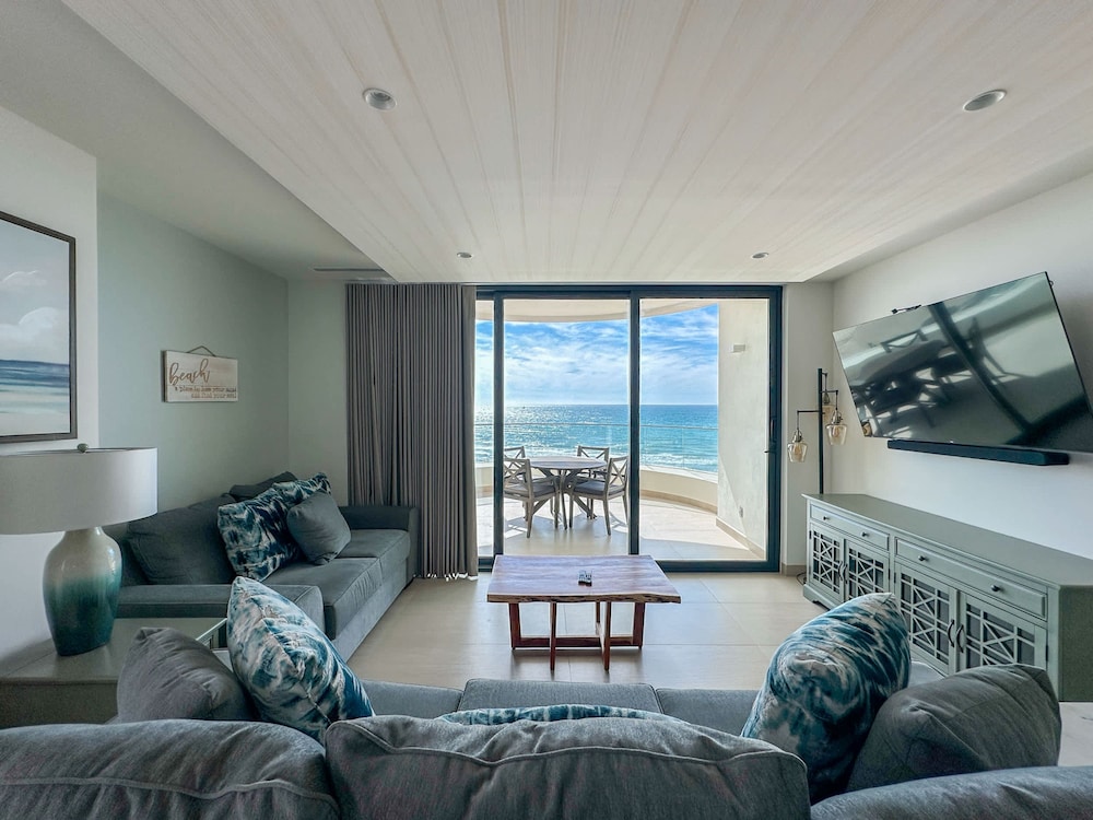 Paradise Found Luxe 2BR Condo in Iconic Location