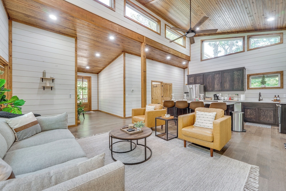 Creekside Cabin w/ Views & Hot Tub in Broken Bow