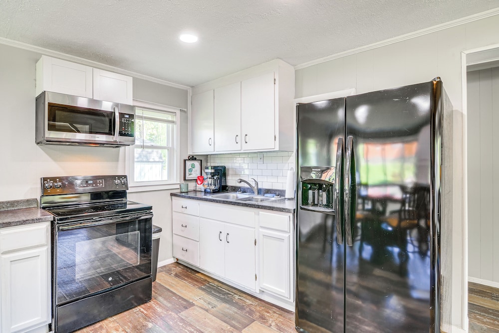 Pet-friendly Somerset Cottage Near Boat Ramps!