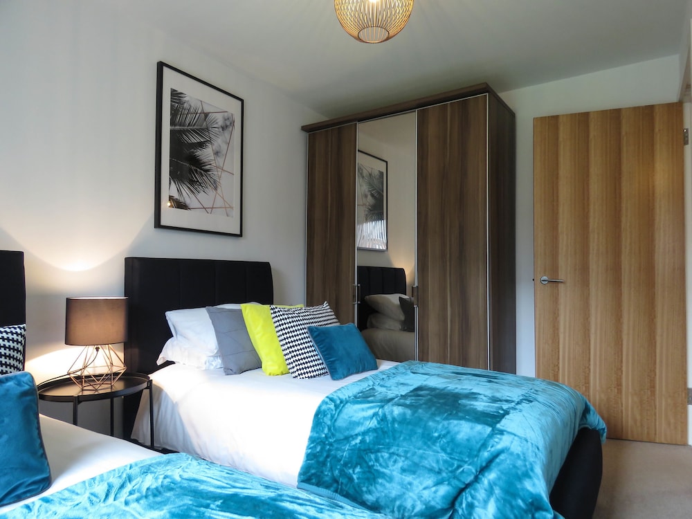 Tudors eSuites Park Central Townhouse Garden and Parking view 4