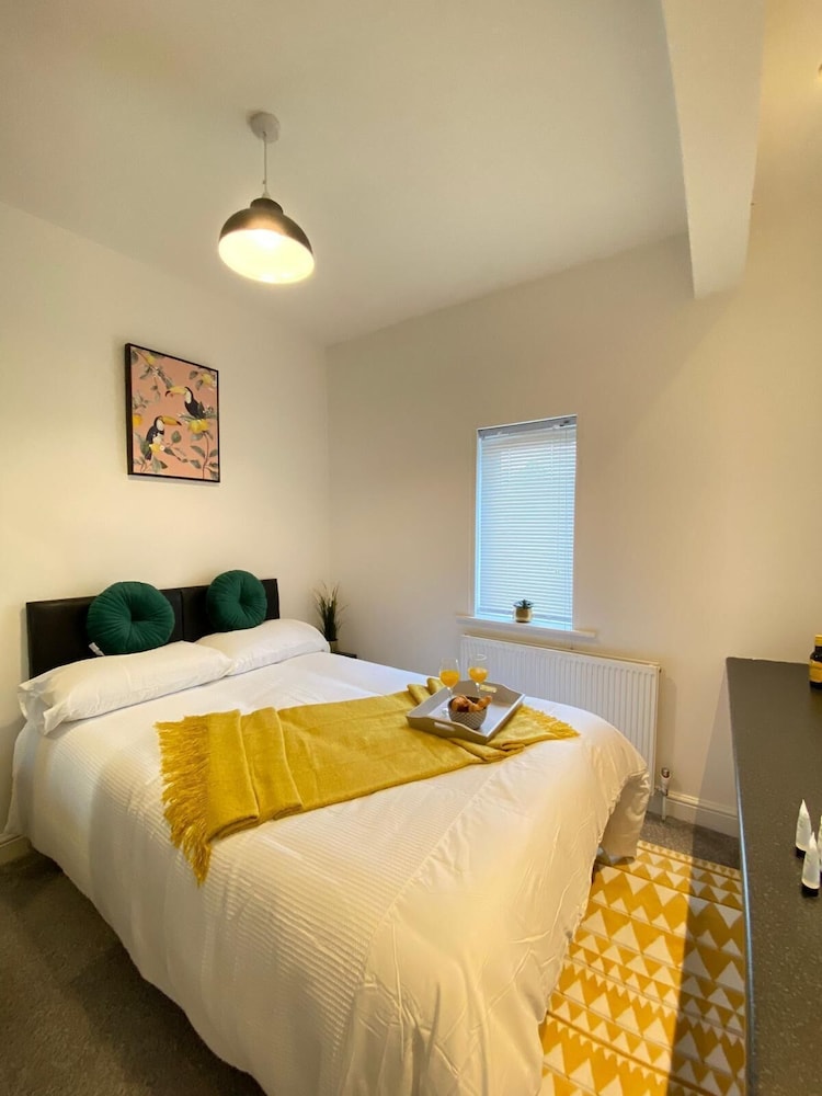 Stunning 4-bed House in Derby view 4