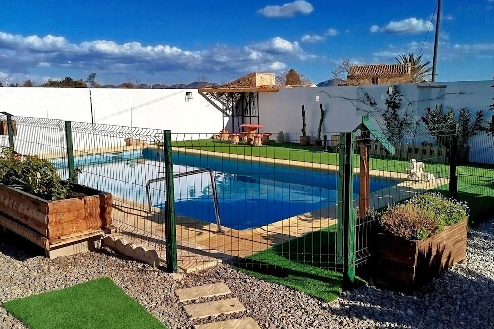 Lorca- Cottage - Sleeps 4 - pet Friendly - Pool