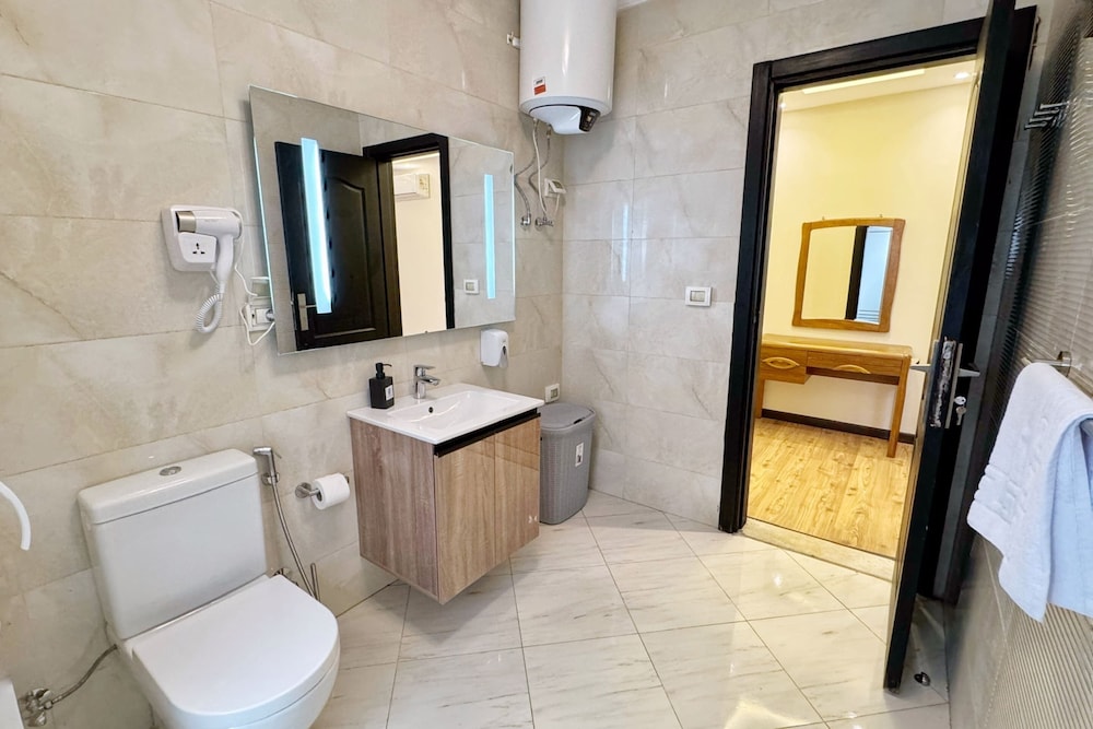 Calm & Classy 2BR - 5 min to Airport