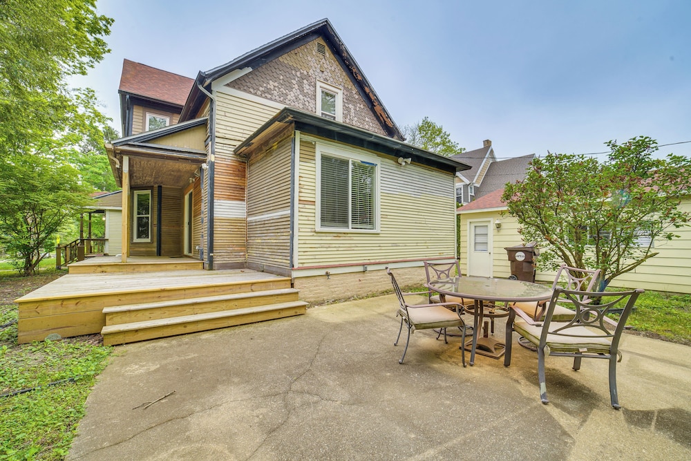 Charming Champaign Victorian w/ Deck! view 4