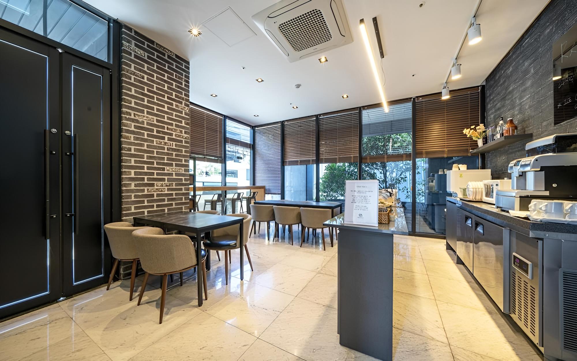 R&B Business Hotel