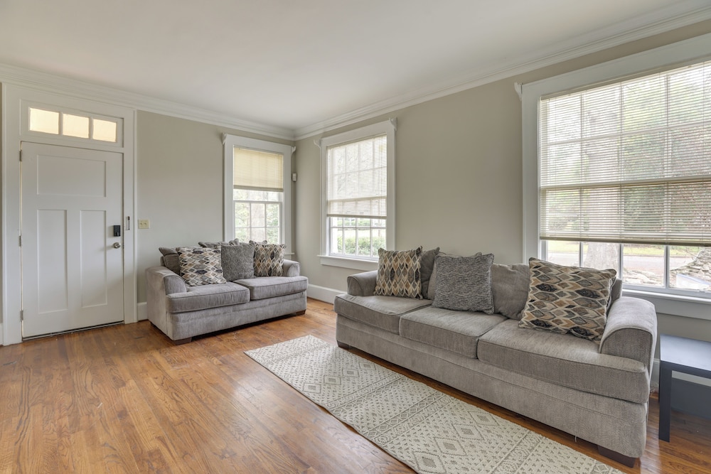 Peaceful Townhome: 2 Mi to Downtown Montgomery!