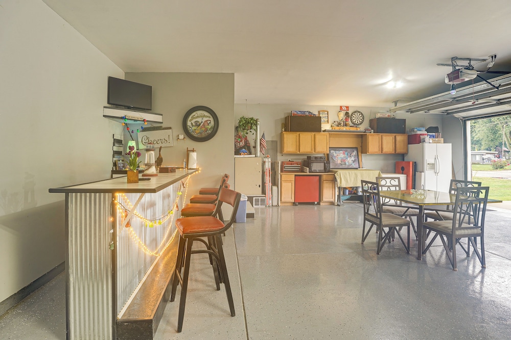 Garage Game Room, Bar: Coldwater Lake House!