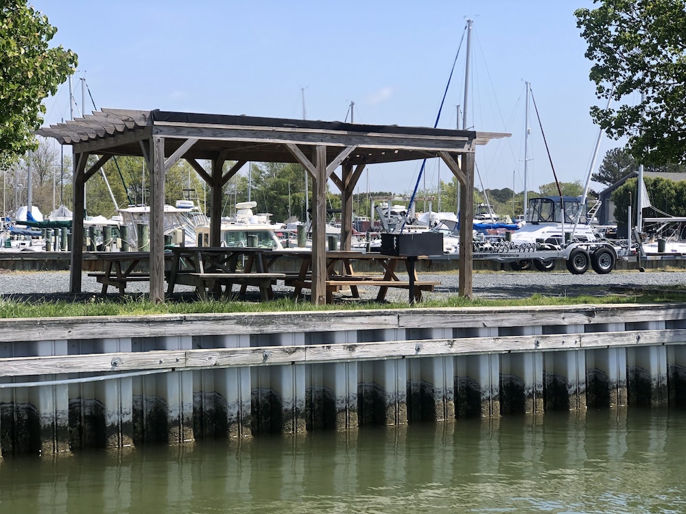 Knapps Narrows Marina & Inn