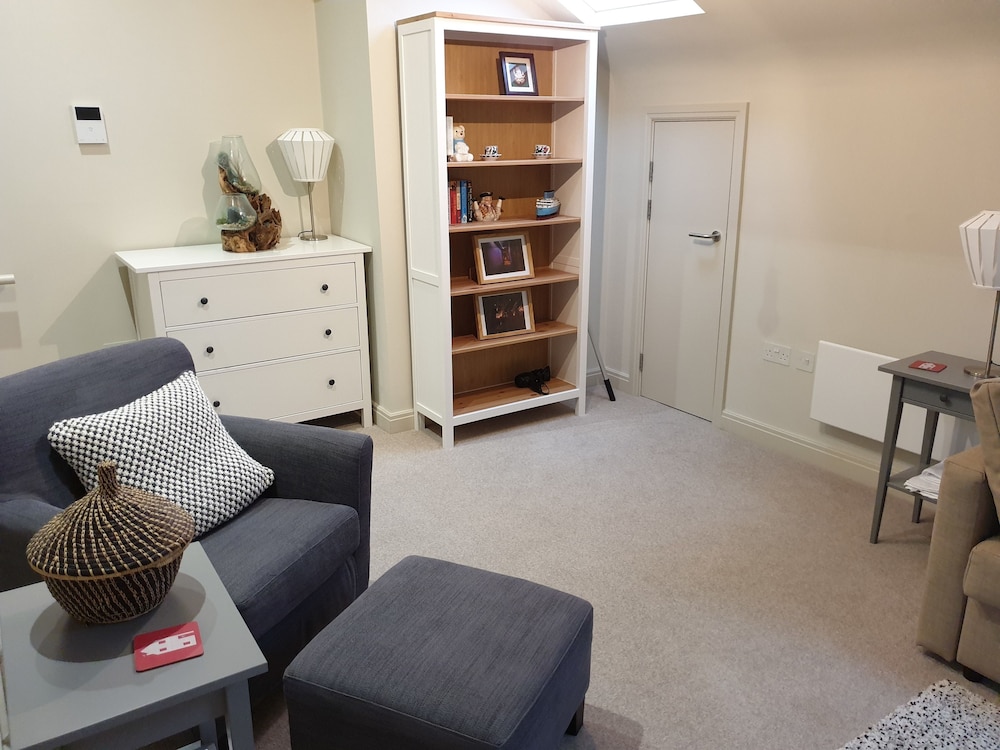 2 Bedroom Central Stylish Flat view 5