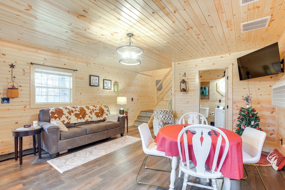 On 40 Acres: Charming Cabin in Zanesville!