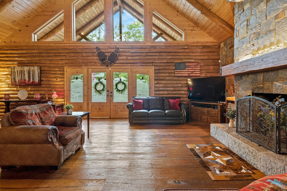 The Bigwood Cabin by Avantstay Hot Tub Firepit Pool Table Private Yard