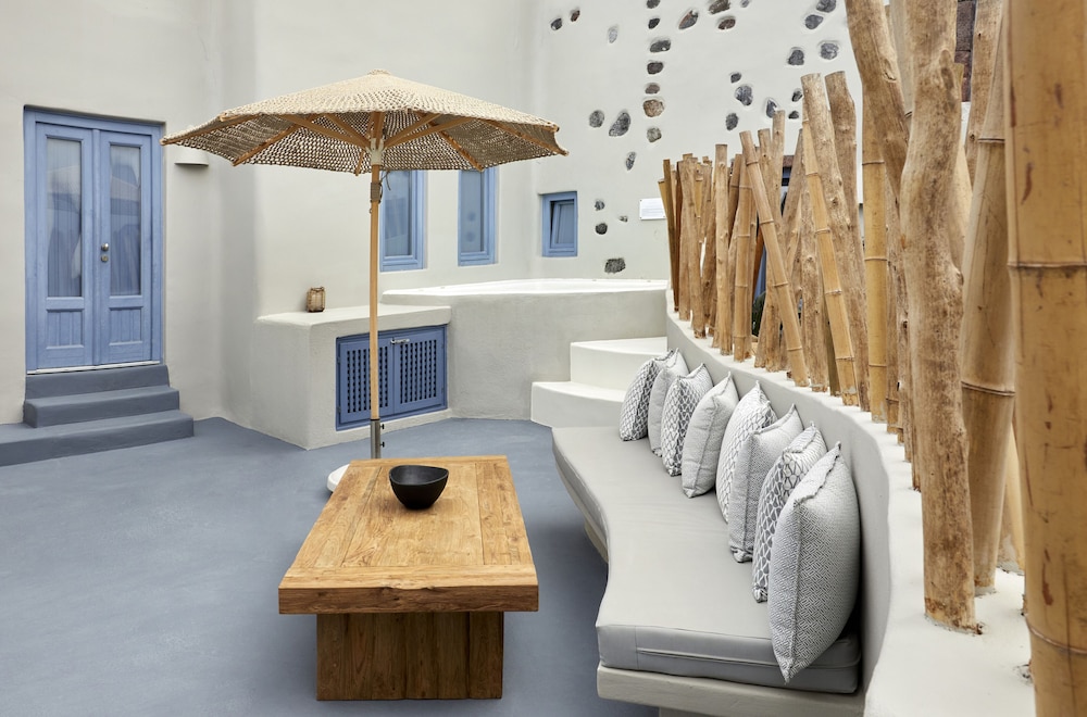 Luna Santorini Suites