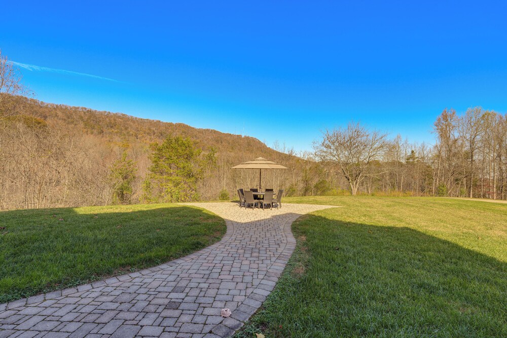 Private Hot Tub: 'bays View Lodge' in Kingsport!