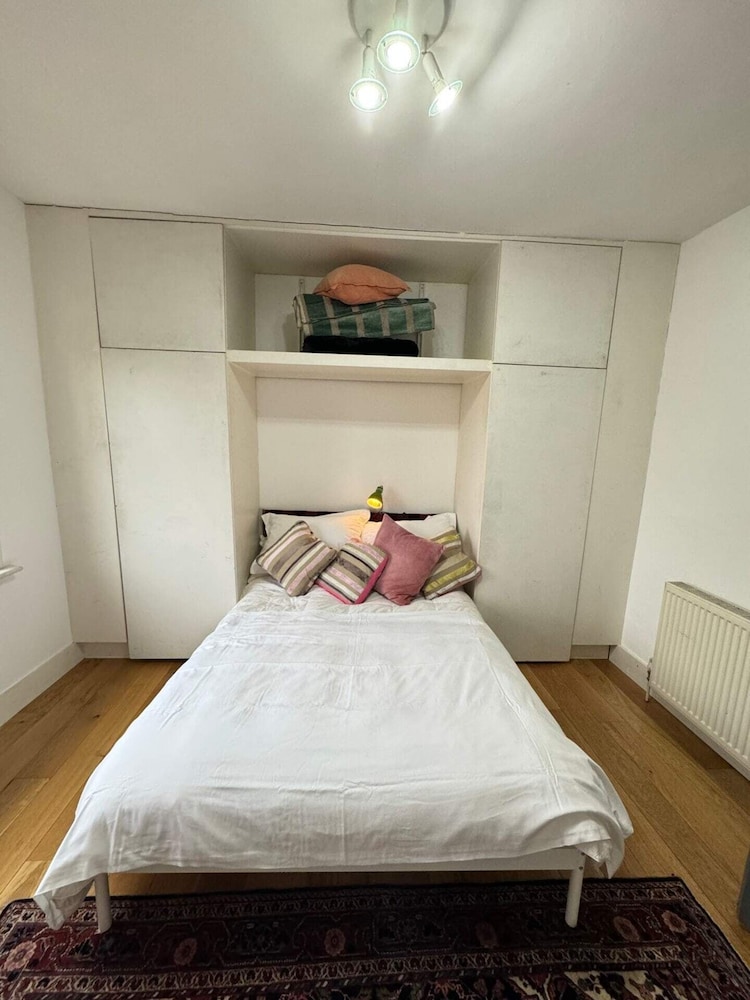 Spacious 4BD Family Home With Gardenkensal Green!