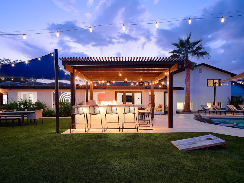 Sunburst Estate - Pool - Hot Tub - Tons of Games!