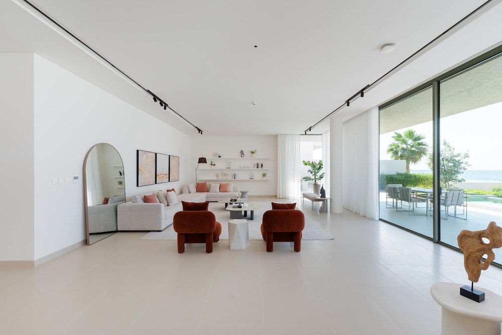 Luxe 4BR Villa Private Pool Beach Al Zorah