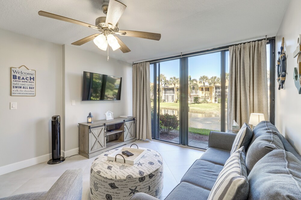 Walk to Blue Heron Beach: 1st-floor Lakefront Unit