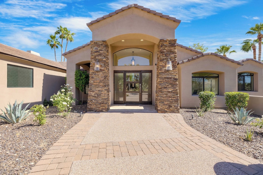 Luxe Scottsdale Oasis With Pool, Hot Tub, Firepit and Outdoor Lounge Avantstay