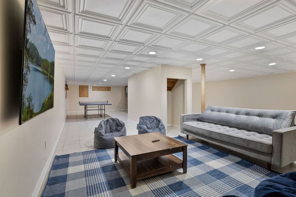 Peaceful Mini Mansion Sleeps 18