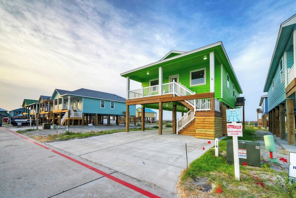 Sleeps 21, 2 Homes Private Pool, Patio Lounge w/ Fire Pit, Bar, TV, & Games