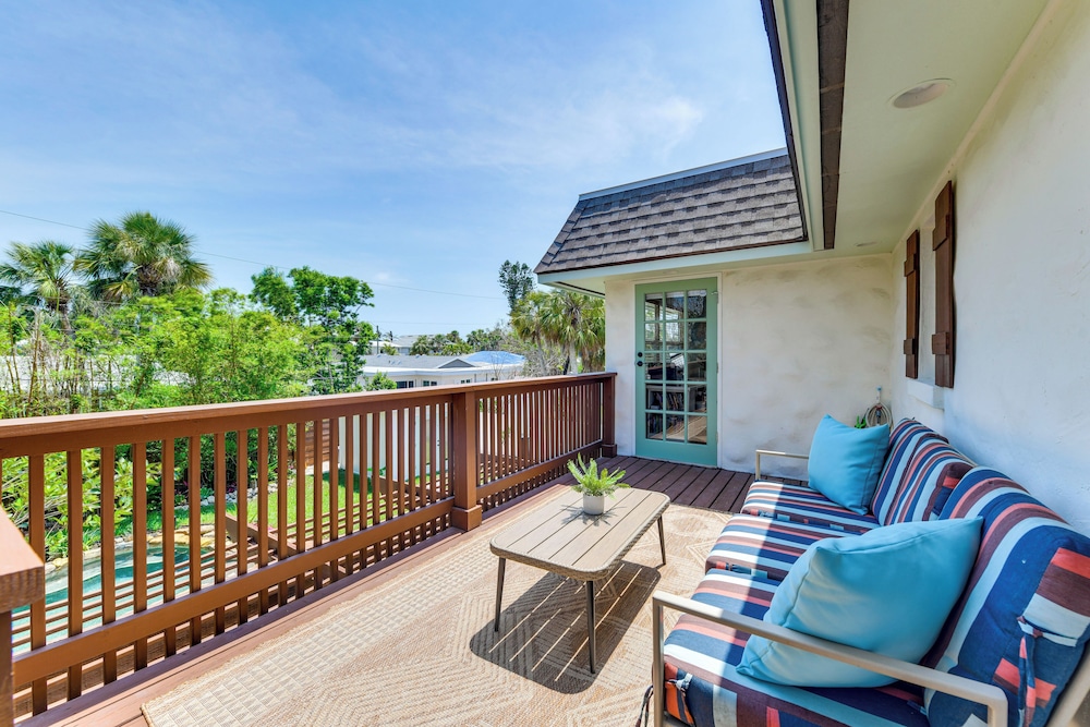 Walk to Gulf: Luxe Luau-themed Gem in Holmes Beach
