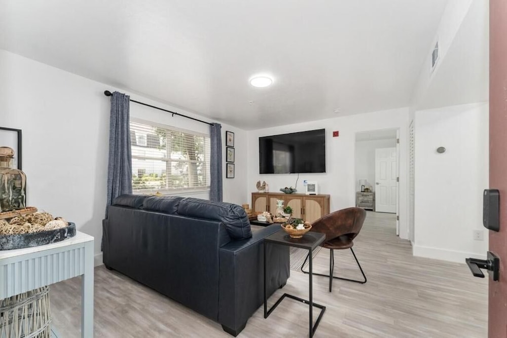 Cozy Modern Apartment - Near Shands & VA