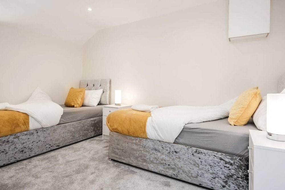 Cosy 2BR Maisonette Near Hospital & Stations view 4