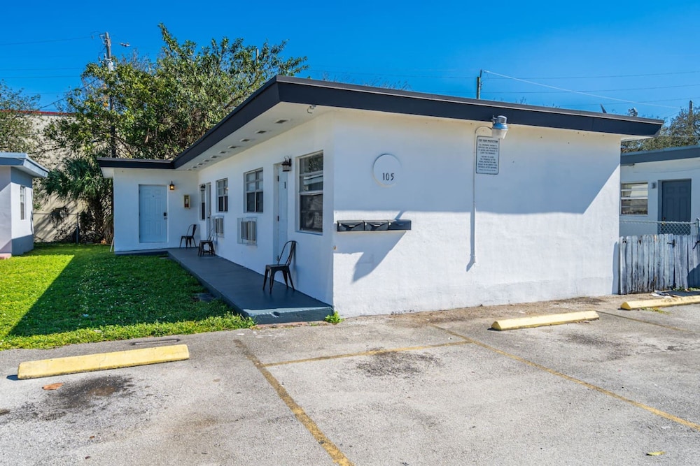 Cozy 1BR Retreat 6 Mins to Beach Free Parking