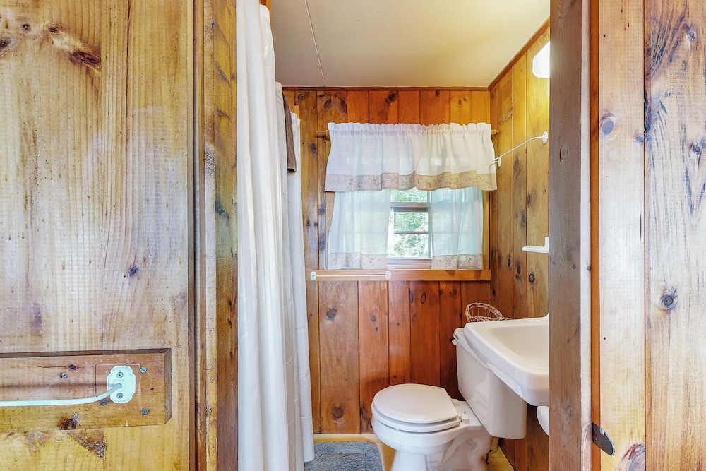 Cozy 1BR Cabin w/ Landscape Views