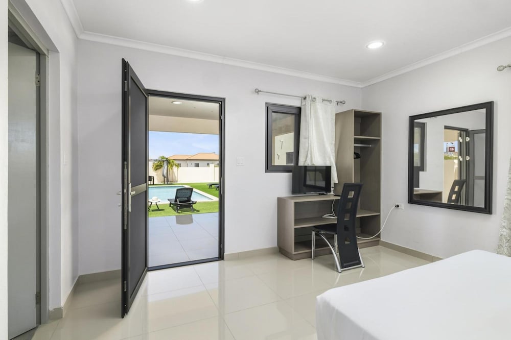 NEW 4br4ba Villa Across of Palmbeach w Pvt Pool