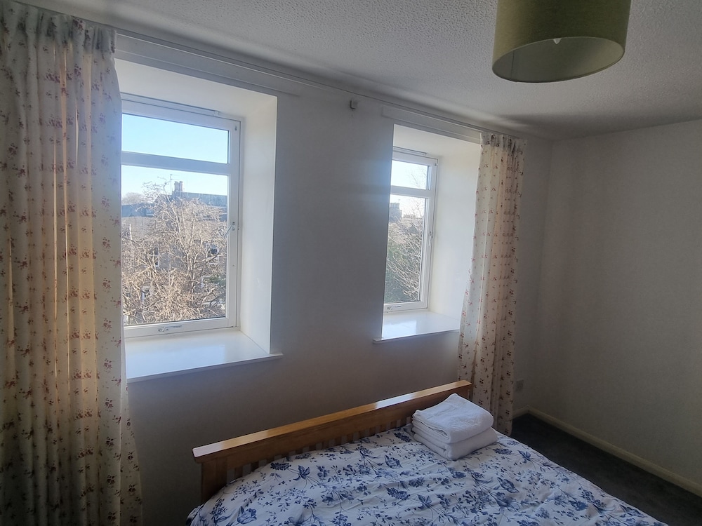 Lovely 2 Bedroom Apartment With Private Parking view 3