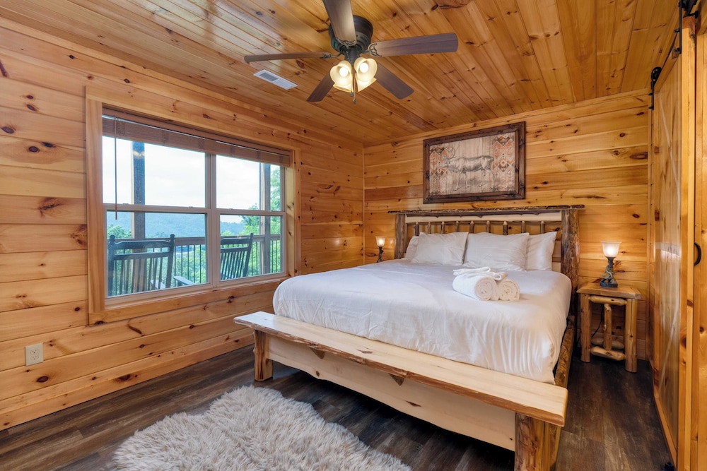 Evergreen Echo by Avantstay Cabin w/ Mountain Views, Theater, Game Room, and Hot Tub