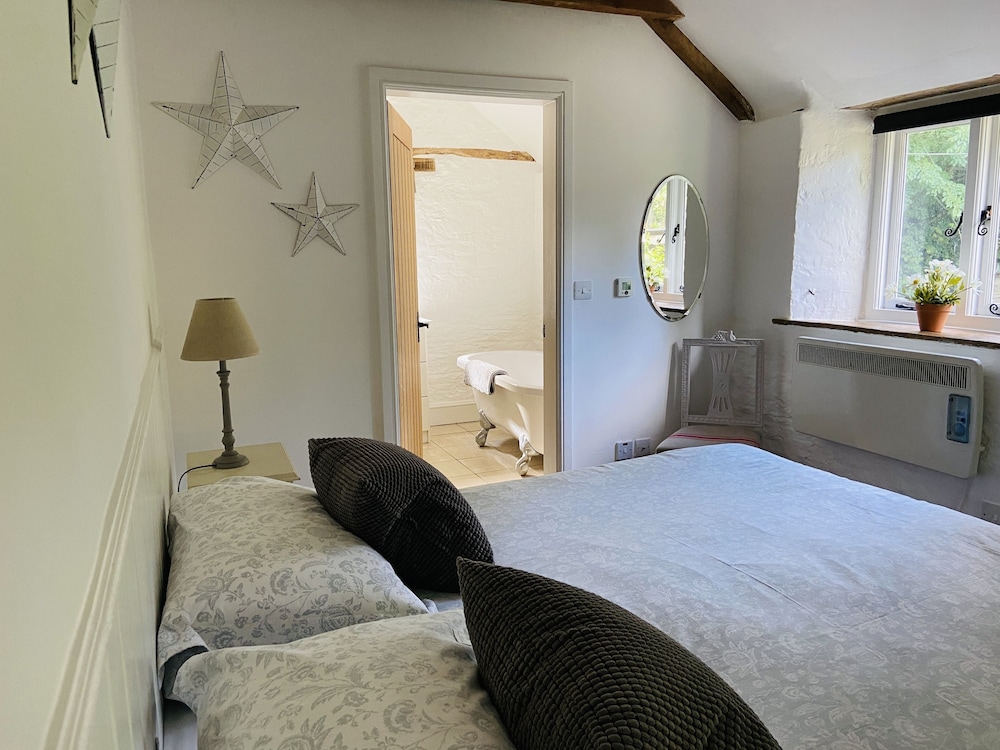 Beautiful Barn Conversion With Wood-burning Stove view 3