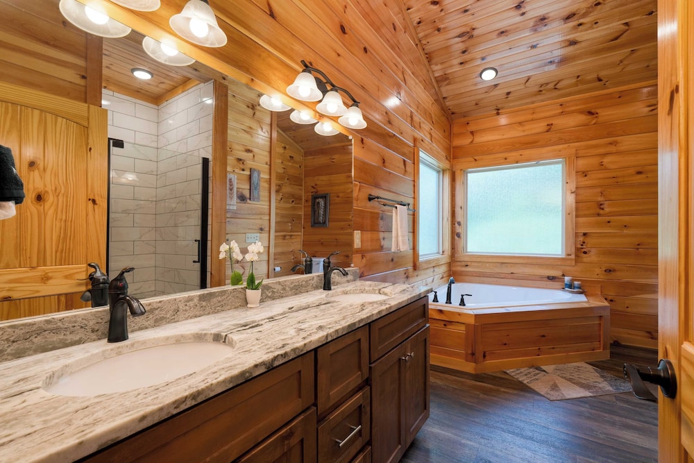 Evergreen Echo by Avantstay Cabin w/ Mountain Views, Theater, Game Room, and Hot Tub