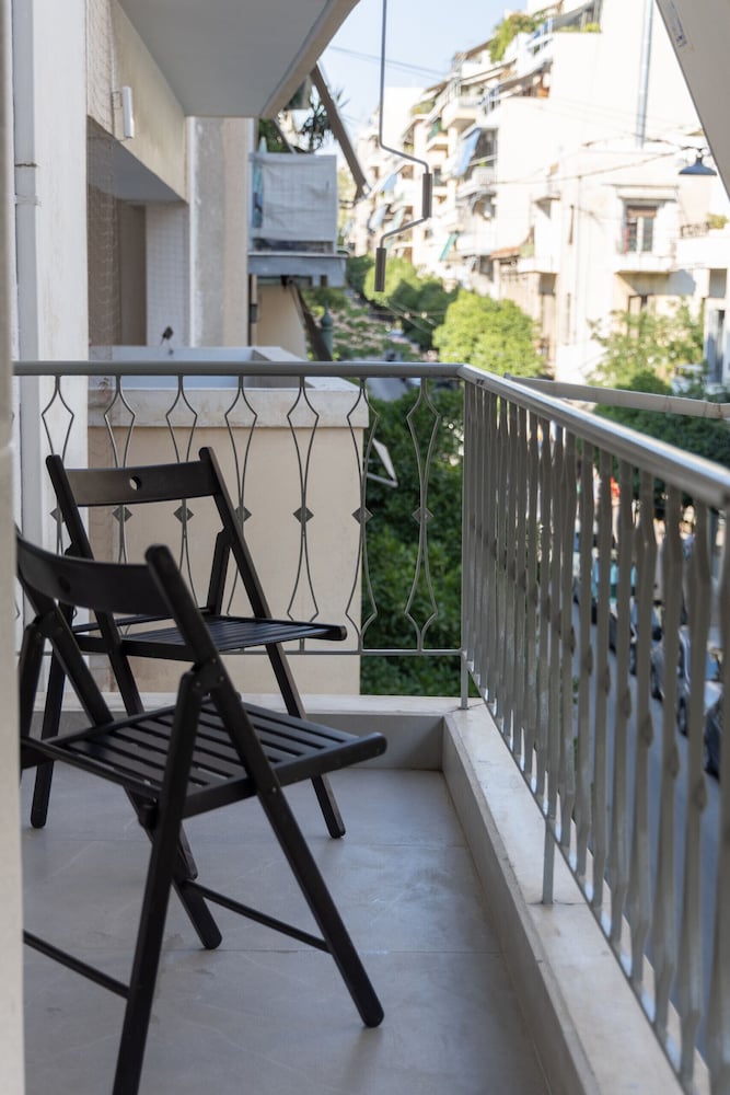 Fresh 2 Bdrm Apt in Koukaki