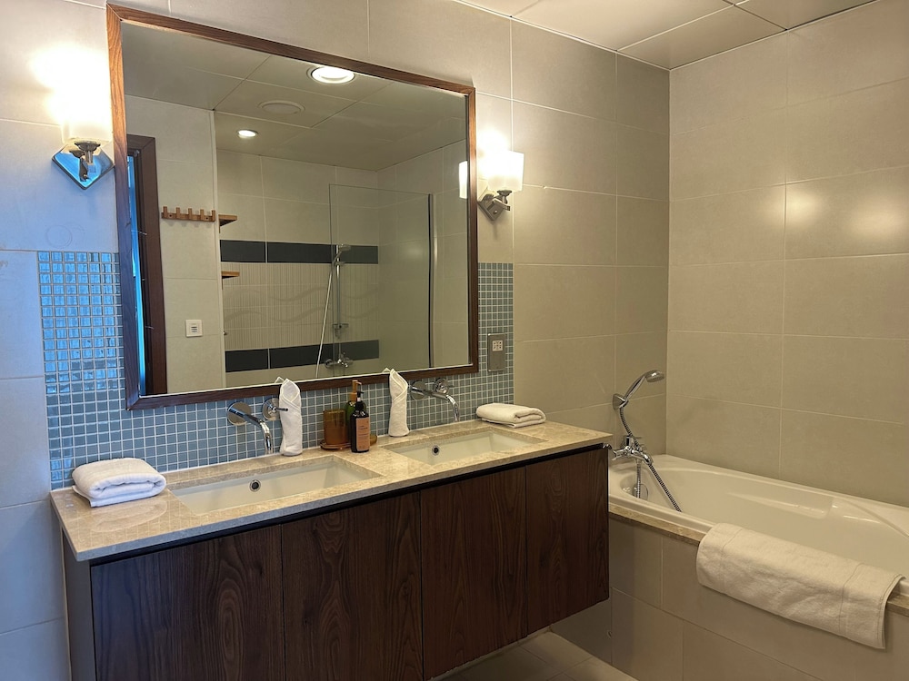 Splendid 3BR in Palm w Lazy River & Private Beach