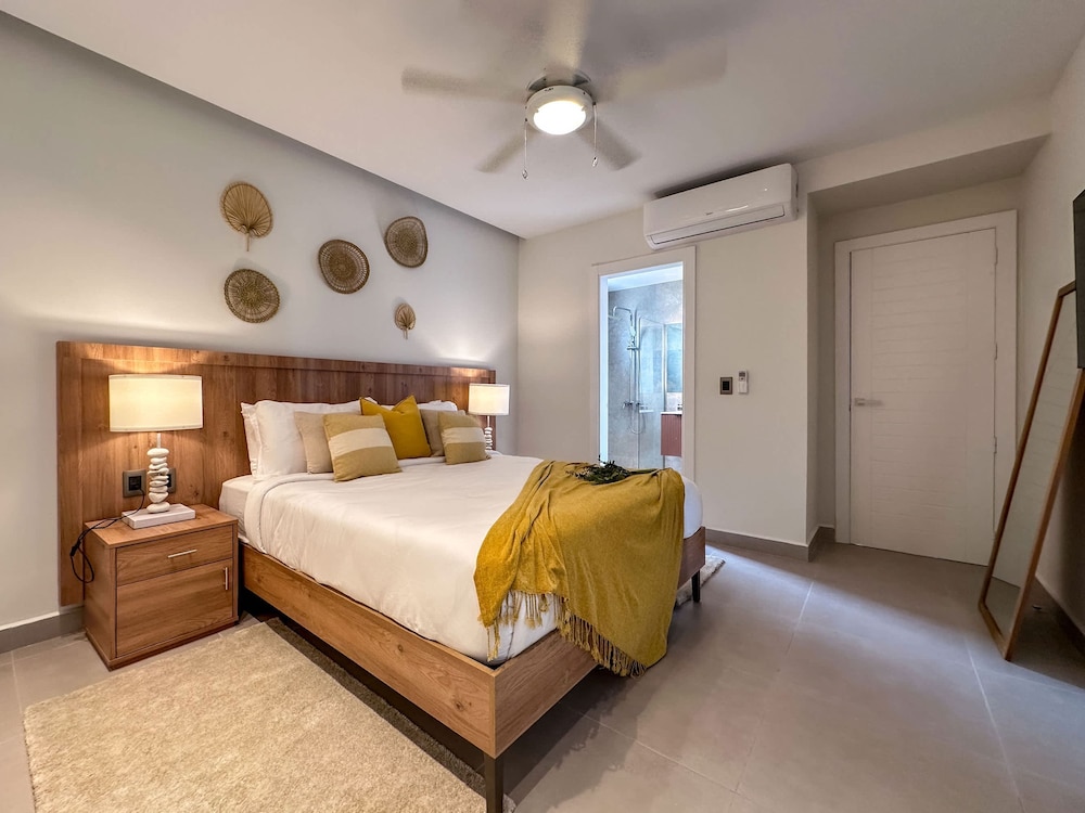 4 Bedroom Beach Penthouse w Private Rooftop