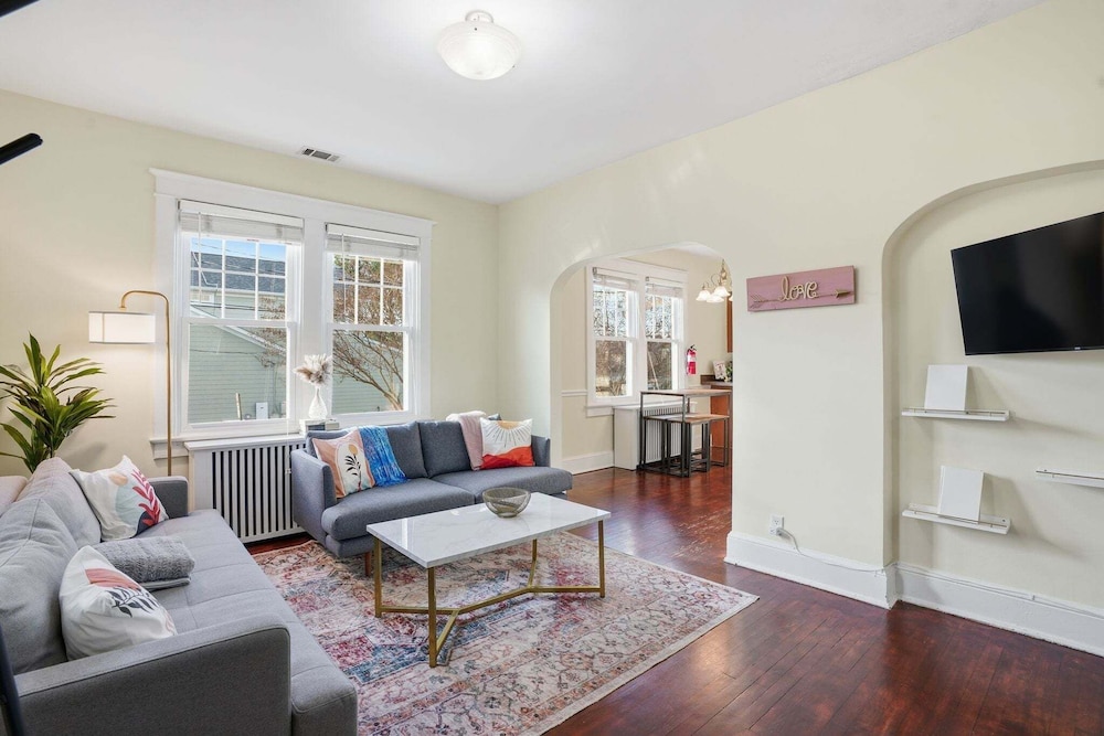 Dc Area Bungalow Near Shops And Dining 3 Bedroom Home