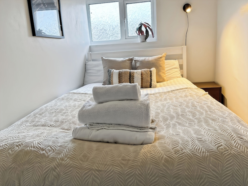 Family Holiday Home With Hot Tub & Sauna Sleeps 8