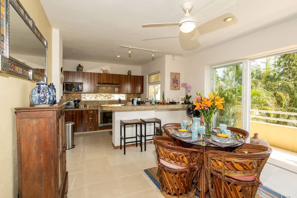 Sleeps 6 Views Beach 1 Block