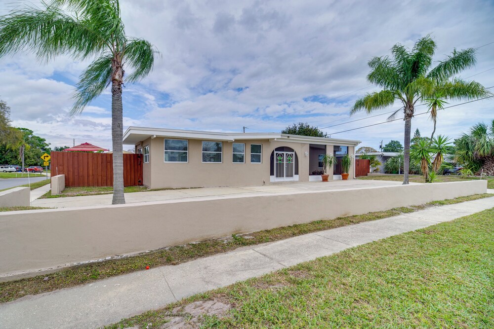 5 Mi to Beaches: Melbourne Duplex w/ Pool!