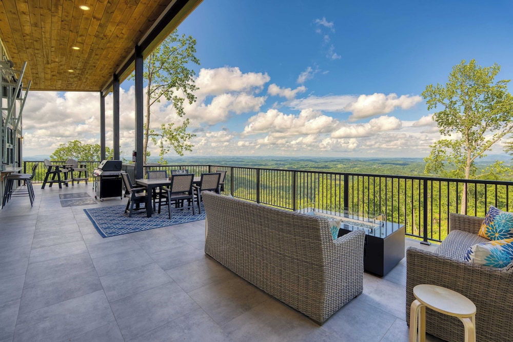 Luxury Group Retreat w/ Indoor Pool, Arcade & 56-mile Views Grand Vista Retreat