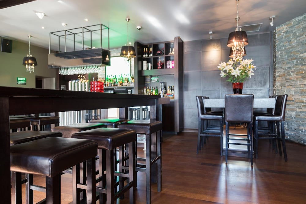 The Racecourse Hotel & Motorlodge