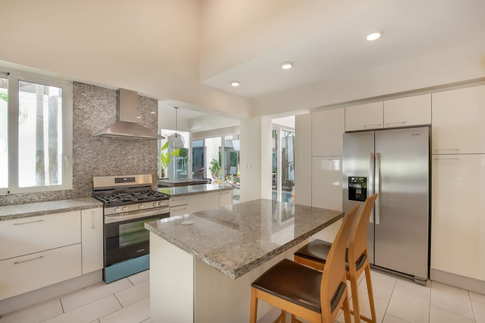 Modern Luxury 6 BR Tropical Retreat With Pool