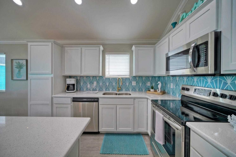 Sleeps 16 2 Homes, Priv Pool, Ping-pong 1block to Alister St. Shops & Dining